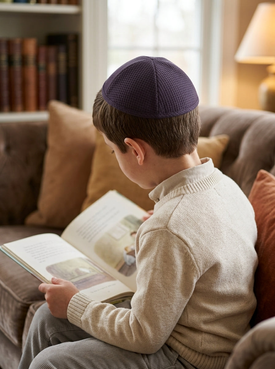 כיפה דגם סריג וופל סגול כהה על ראש ילד